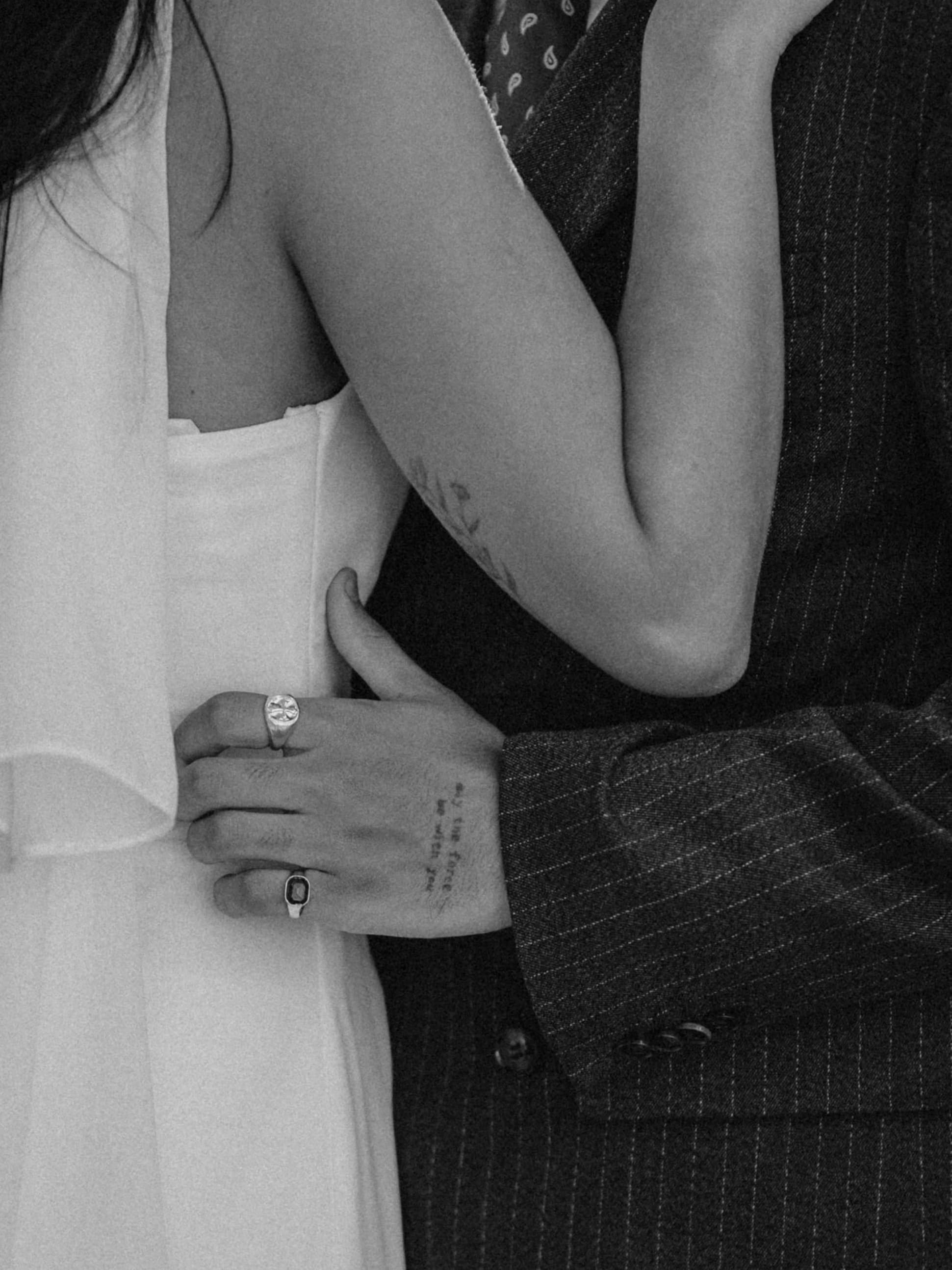 Detalhe do abraço de Thuyane e Eduardo, em preto e branco.
